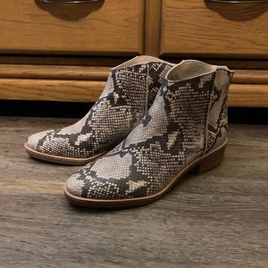 Dolce Vita Snakeskin Print Booties Boots 9